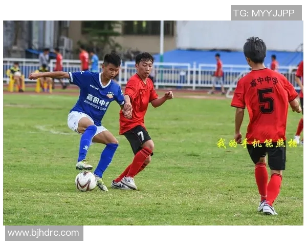 激情四溢中学生足球赛激发青春活力展现团队精神与拼搏精神